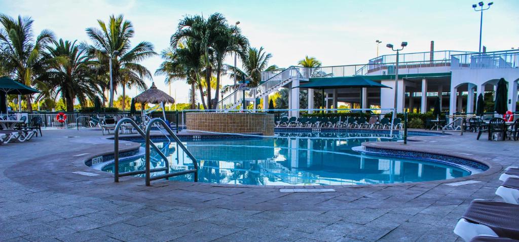 Бассейн в The Resort on Cocoa Beach или поблизости
