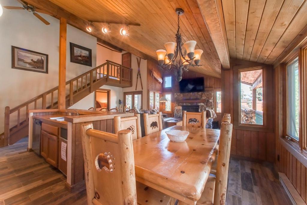 Corner 3BD with Loft! Walk to Canyon and The Village!, Mammoth Lakes ...