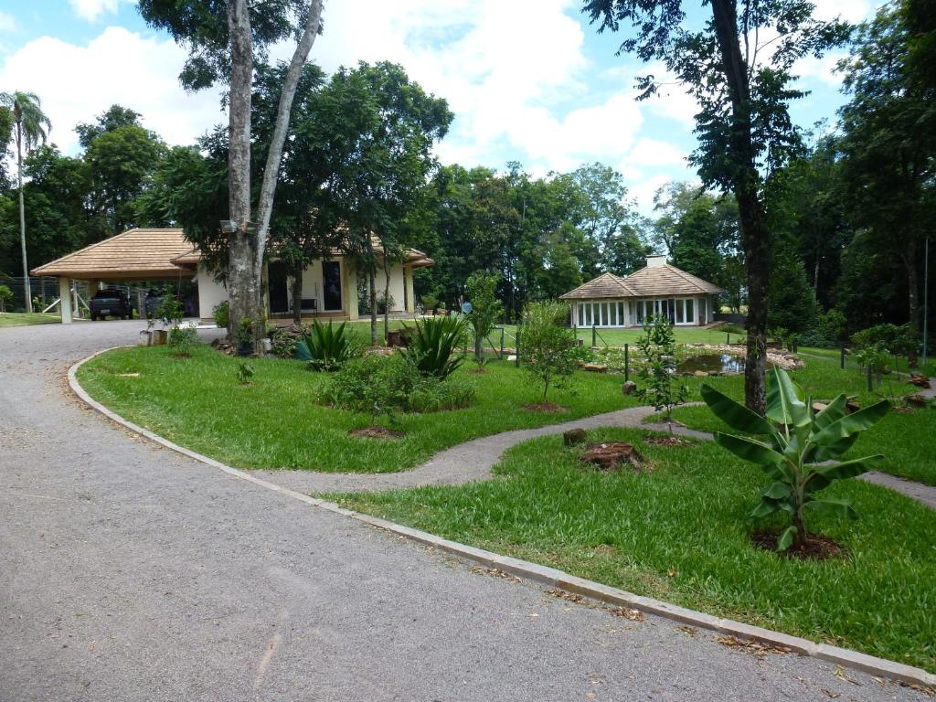a house on the side of a road at Quiosque Golf Santa Cruz do Sul in Santa Cruz do Sul