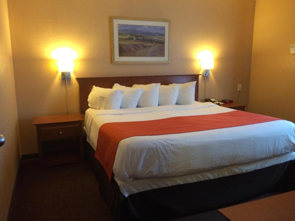 Postel nebo postele na pokoji v ubytování Super 8 by Wyndham Drayton Valley