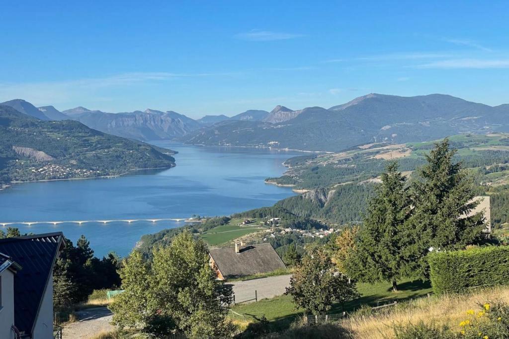 Puy-SanièresにあるSpacious house with stunning views Puy-Sanièresの山を背景にした湖の景色