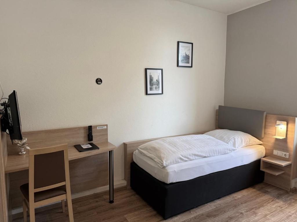 Central Hotel Duisburg - Standard Single Room
