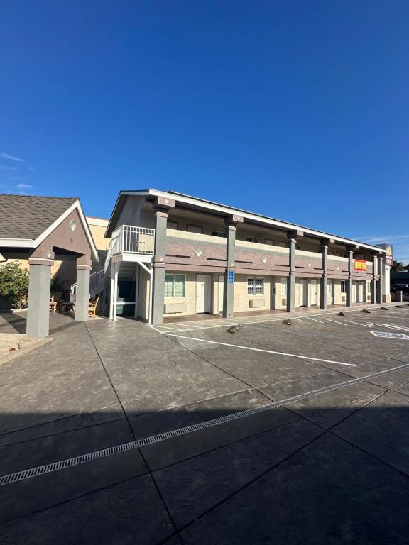 ロス・バナスにあるHomeTown Innの建物の前の空の駐車場
