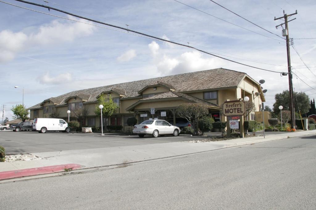 ein Haus auf einer Straße mit davor geparkt in der Unterkunft Keefers Inn King City in King City