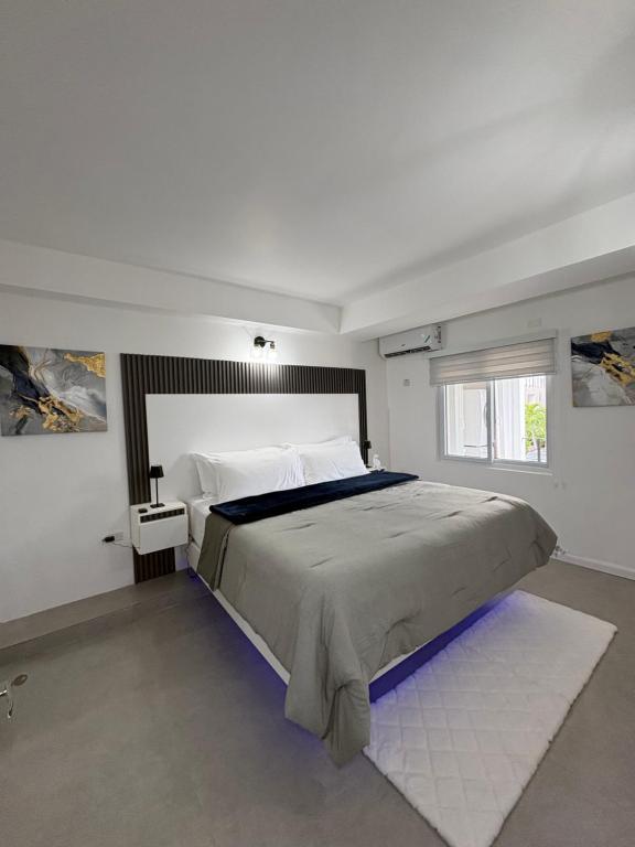 Postel nebo postele na pokoji v ubytování Kingston Modern Getaway