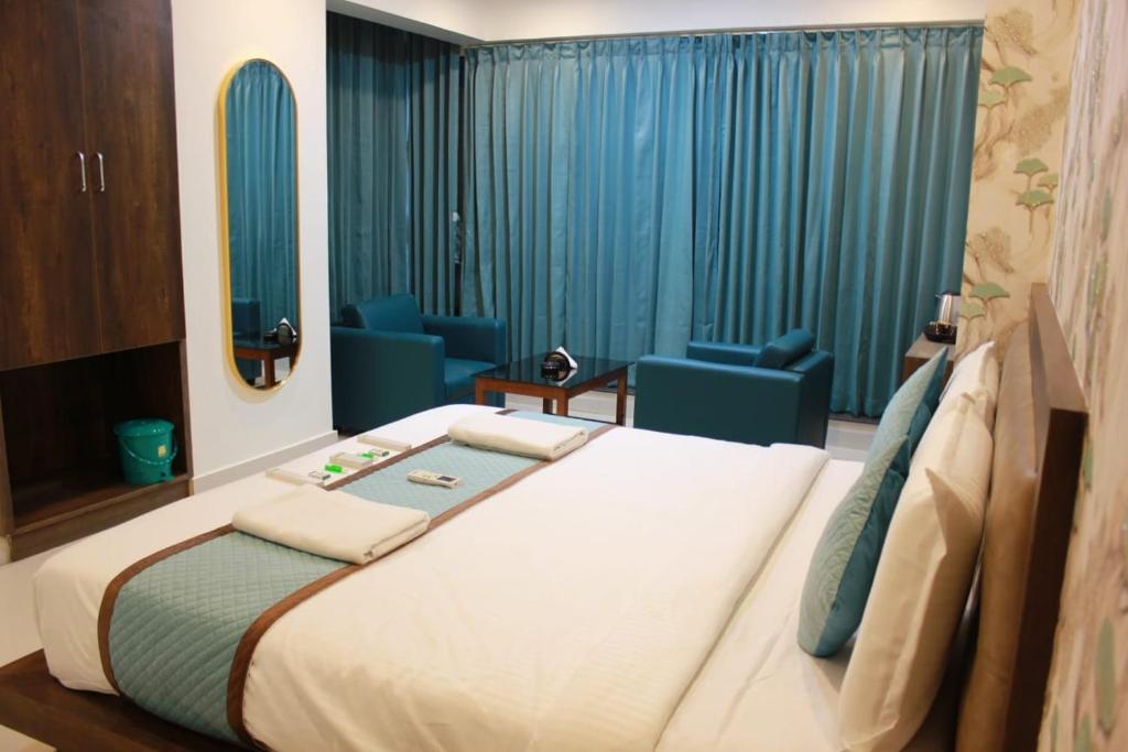 Postel nebo postele na pokoji v ubytování Vaishnavi Suites