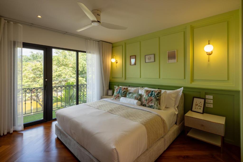 Katil atau katil-katil dalam bilik di Penthouse The Olaf at Chiang Mai's Old Town Suandok Gate I Entire Villa Booking I 4 Bedrooms I Daily Housekeeping