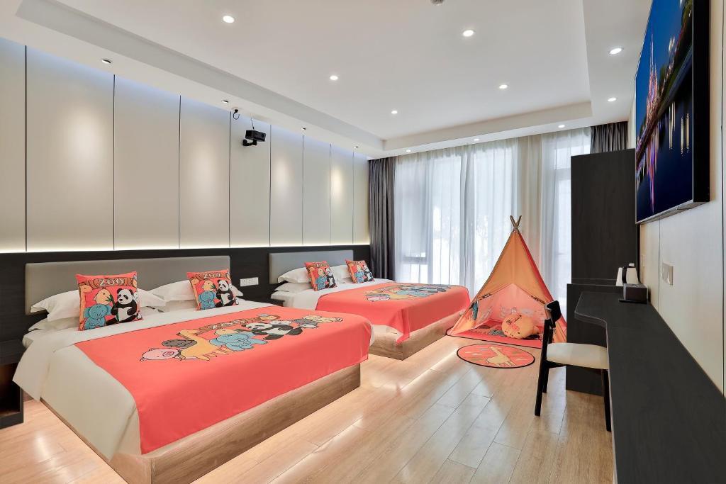 Μια τηλεόραση ή/και κέντρο ψυχαγωγίας στο Yinshu Lunasvilla Courtyard Garden Resort Hotel