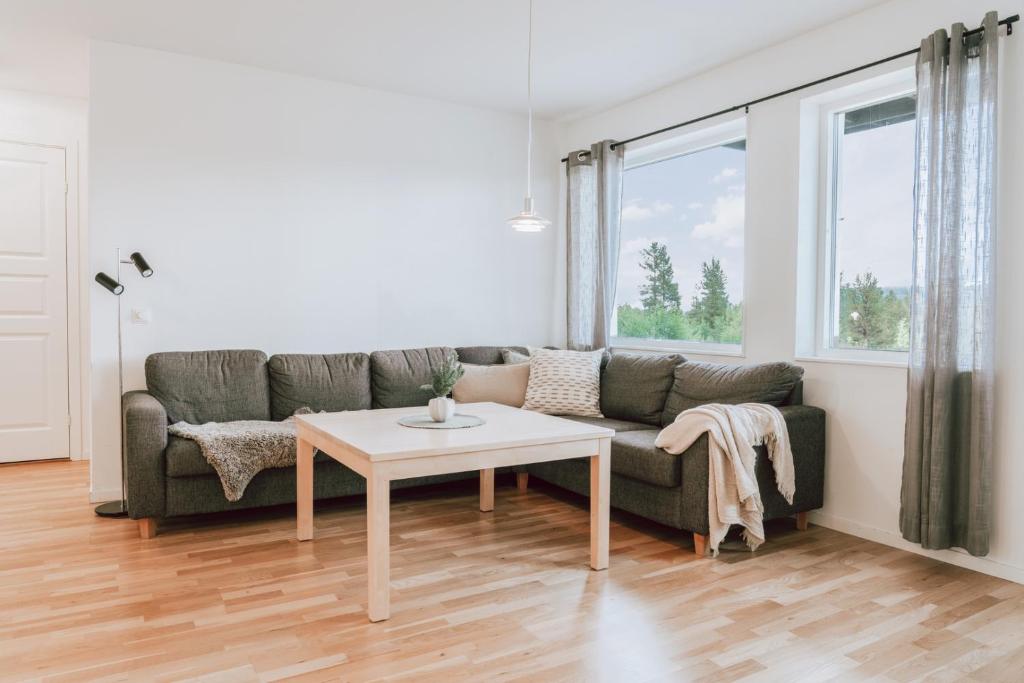 una sala de estar con un sofá y una mesa en Ski in/Ski | Sauna | WiFi | Terrace, en Lofsdalen