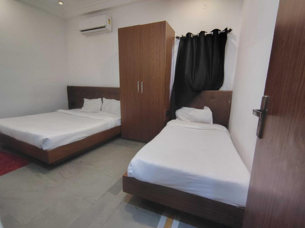 Una cama o camas en una habitación de Collection O Jhansi Railway Station Road Formerly Hotel Gunjan