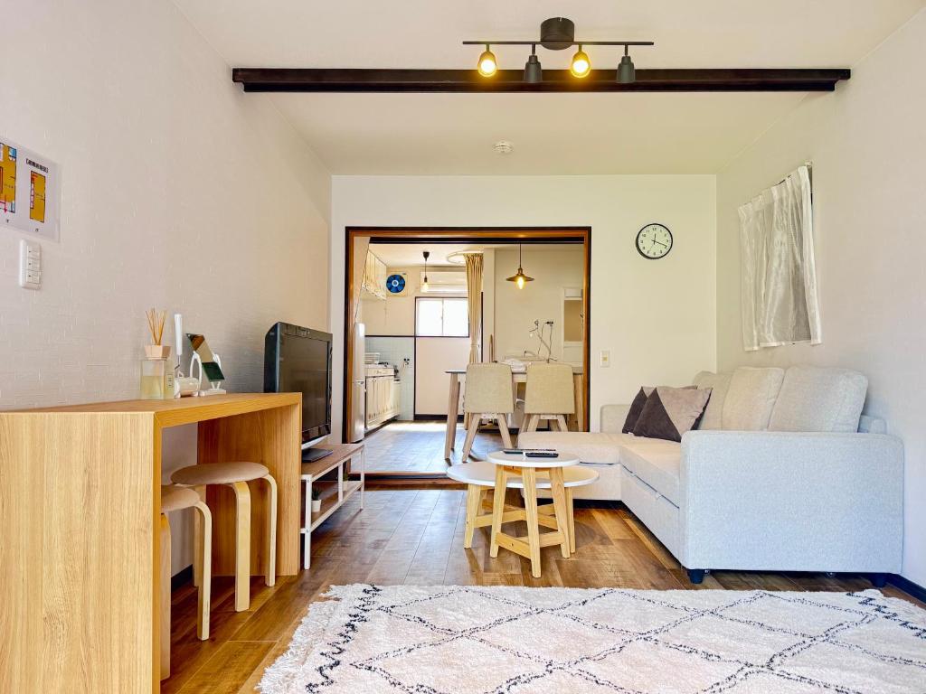 a living room with a white couch and a table at 花れ -hanare- in Okayama