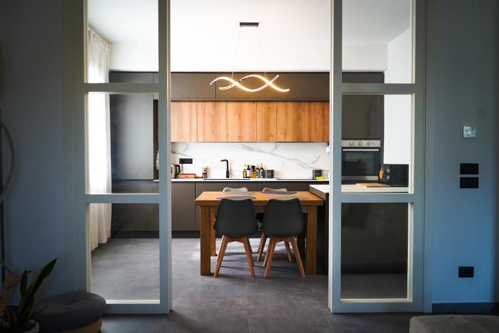 - une cuisine avec une table et deux chaises dans l'établissement Netik Apartment - Tuscany, à Cortone