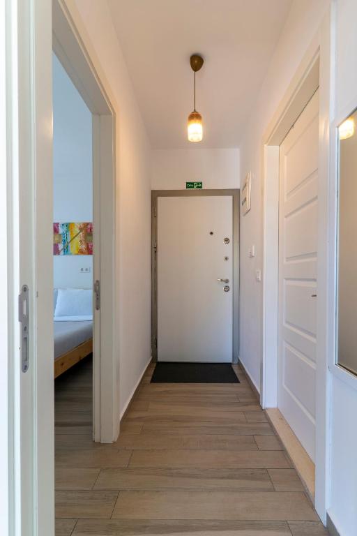 a hallway with a door leading to a bedroom at Naro Suites Çeşme Marina in Çeşme