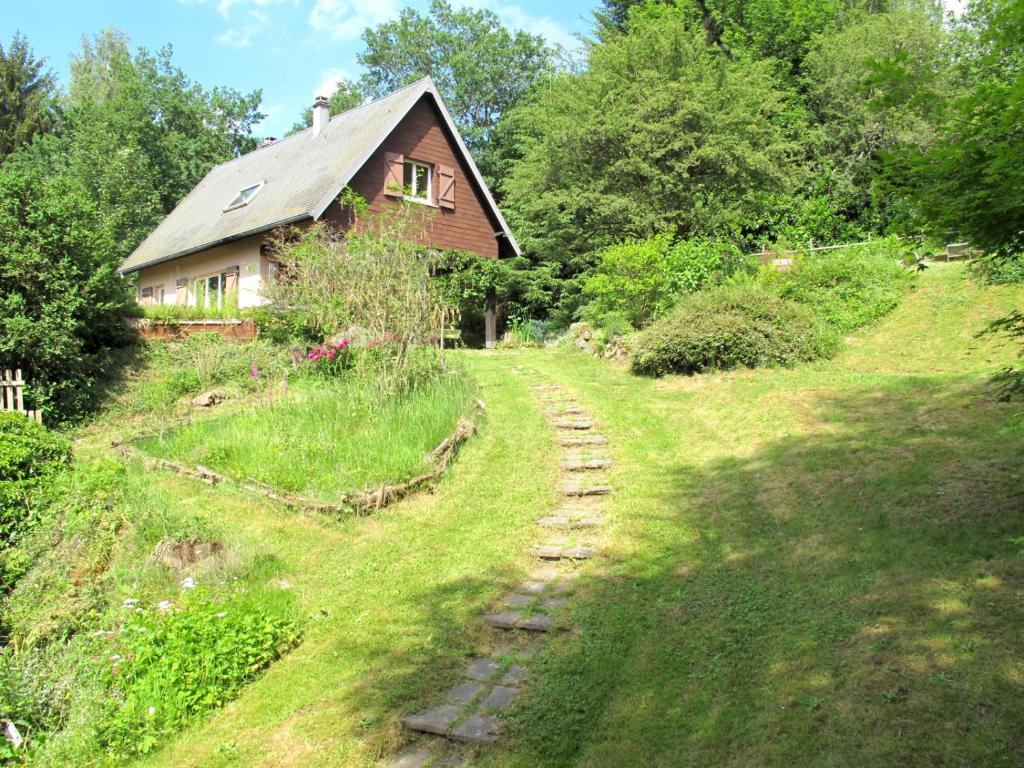 una casa su una collina con un sentiero che la porta di Jolie maison - Vallée de la Bruche près des Vosges a Bourg-Bruche