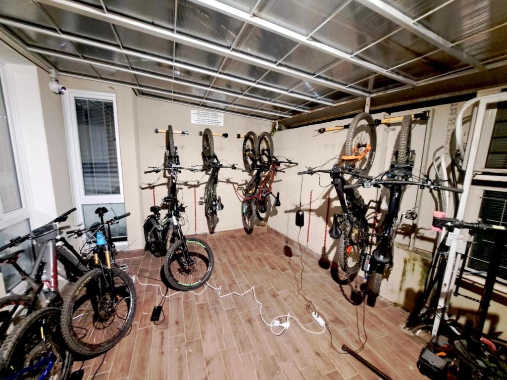 una stanza con diverse biciclette appese al muro di Joyfül Accomodation a Finale Ligure