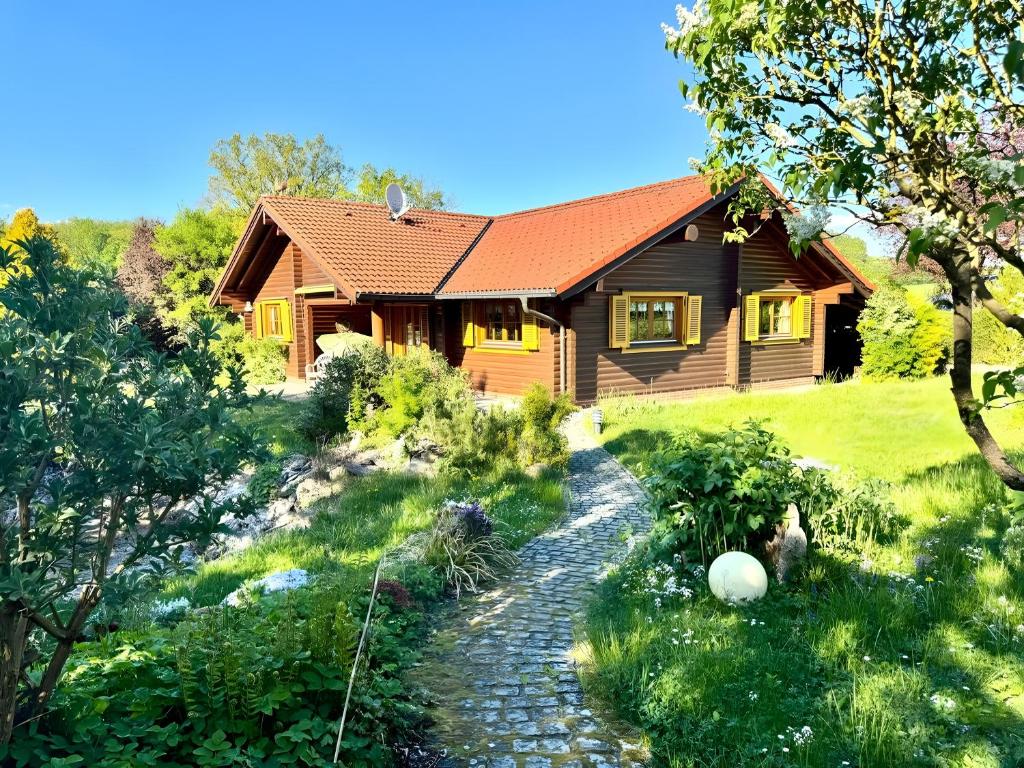 una casa con un camino de piedra que conduce a una casa en Landhaus An der Schafgasse, en Spittelstein