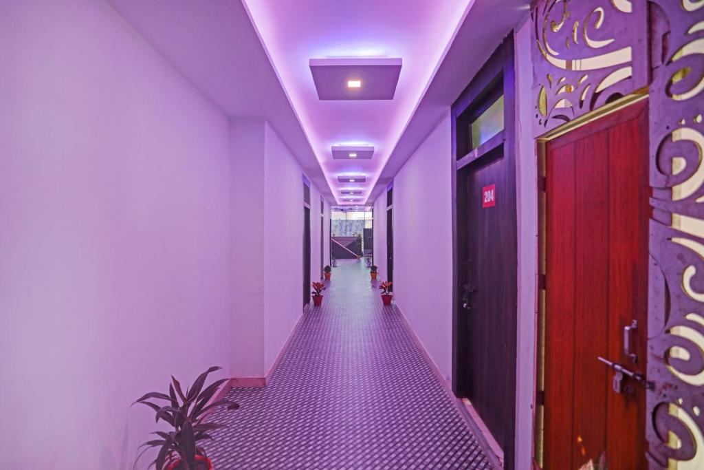 a hallway with purple flooring and a purple ceiling at Hotel O Shri Nanadan Palace in Kānpur