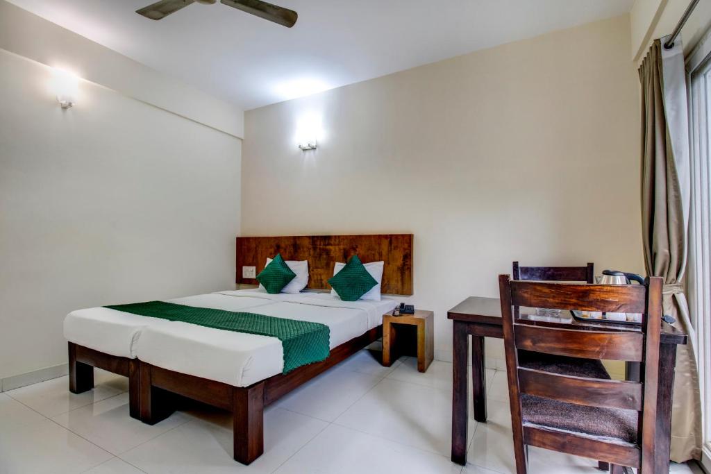 Una cama o camas en una habitación de Hotel Cocoon Suites Kalyan Nagar