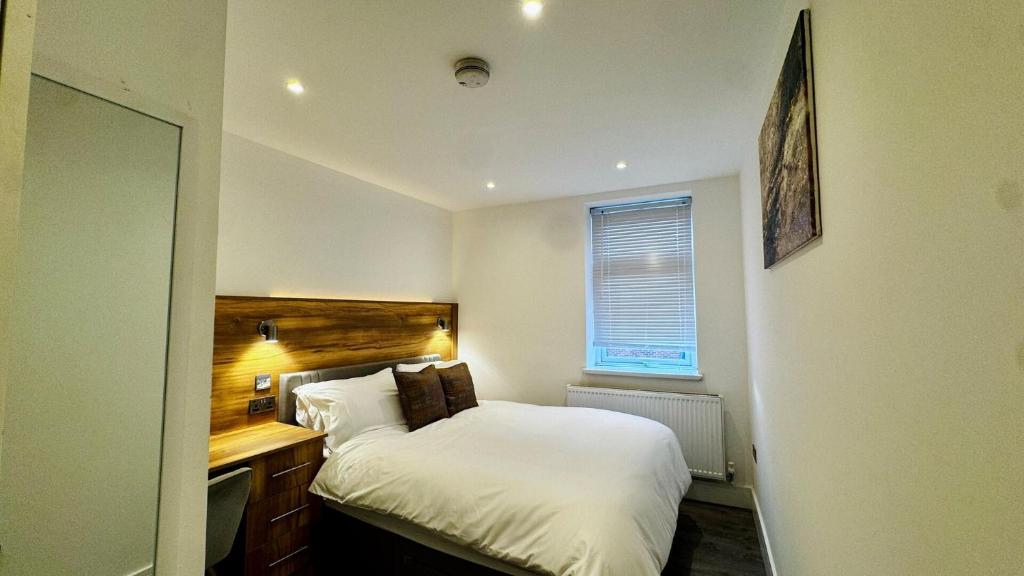 Katil atau katil-katil dalam bilik di High Wycombe 1-Bed Apt: Modern & Central