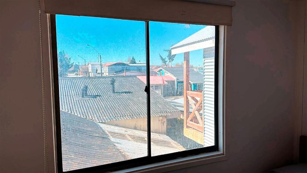 a window in a room with a view of a street at A paso del centro, mini cabaña cómoda in Puerto Natales