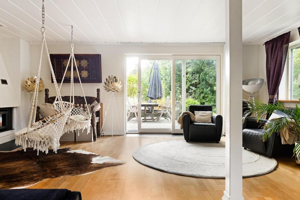 Un lugar para sentarse en Harmonious villa with sauna in a quiet area