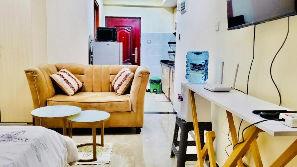 TV a/nebo společenská místnost v ubytování supreme living apartments with well equipped gym swimming pool ample parking area, children playing ground and amazing scenic views