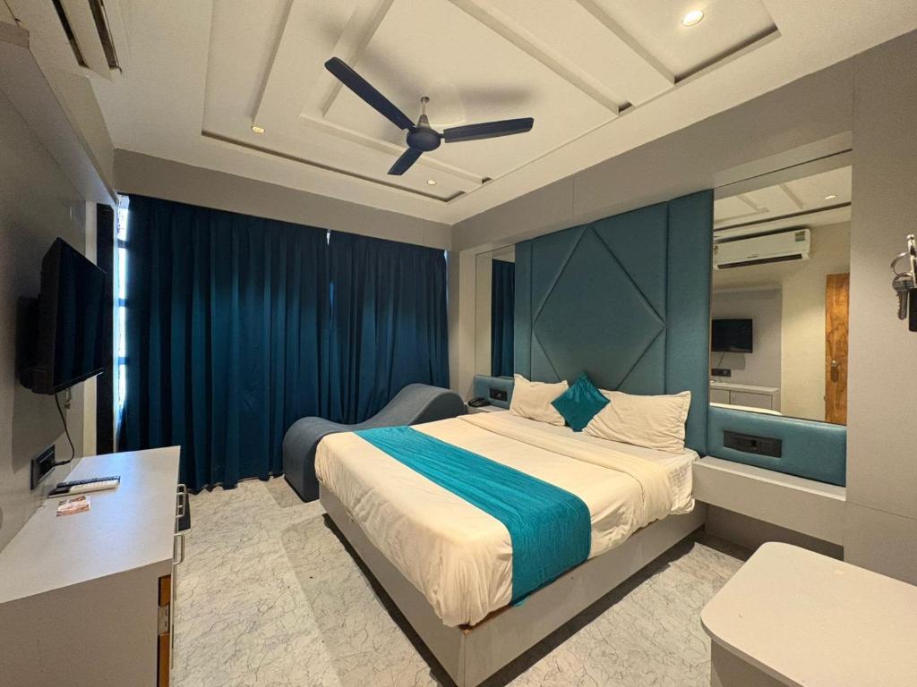 Un pat sau paturi într-o cameră la Hotel Parimal View