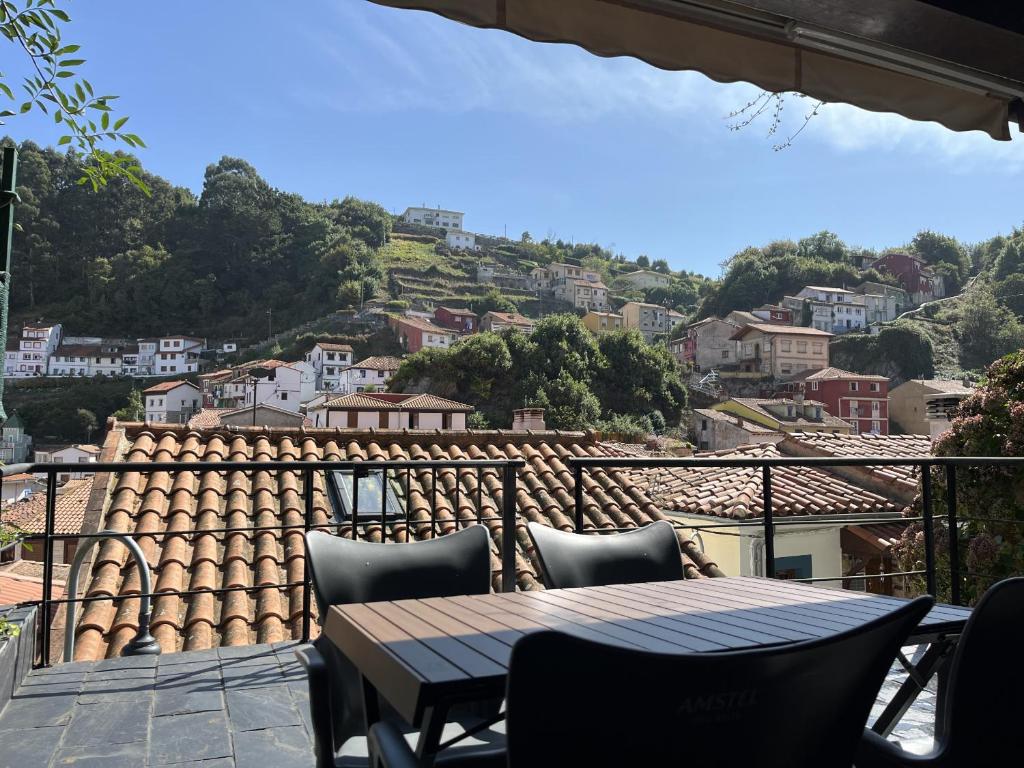 a table and chairs on a balcony with a view at Acogedor Apartamento en Cudillero in Cudillero