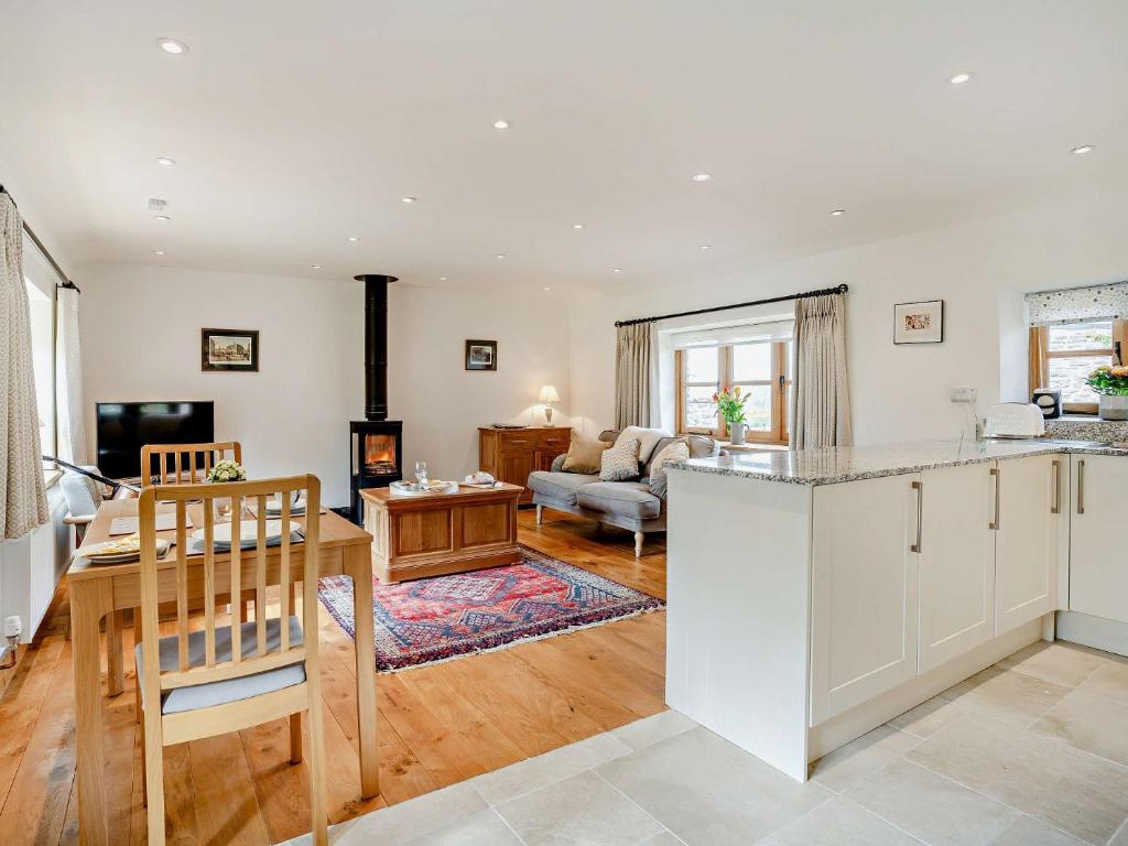 une cuisine et un salon avec un canapé et une table dans l'établissement 1 Bed in Devauden 91941, à Wolves Newton