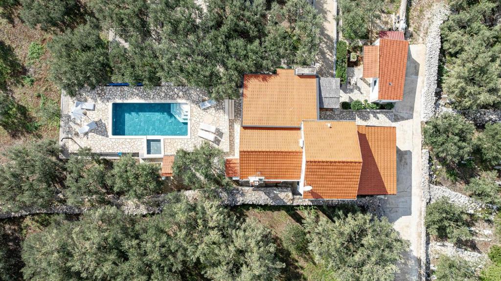 una vista dall'alto di una casa con piscina di Holiday house Ivan with heated pool a Potirna