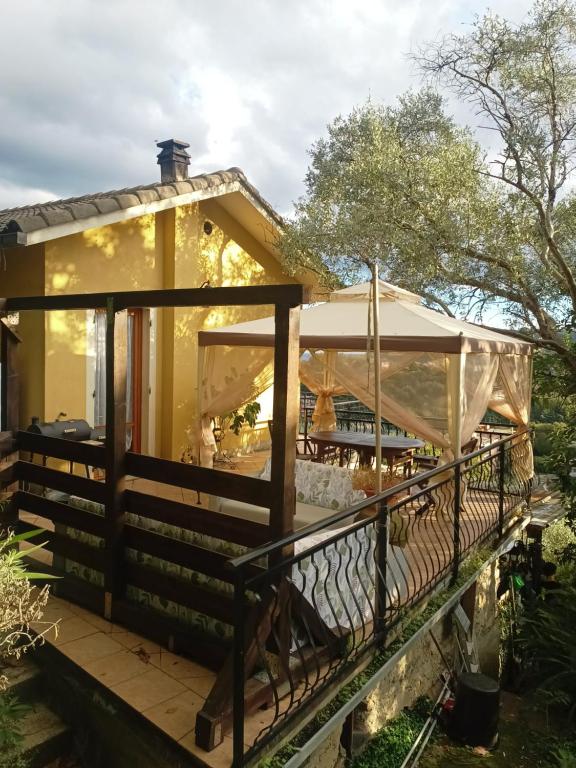 uma casa com um deck com guarda-chuva em Casa Artigena em Rapallo