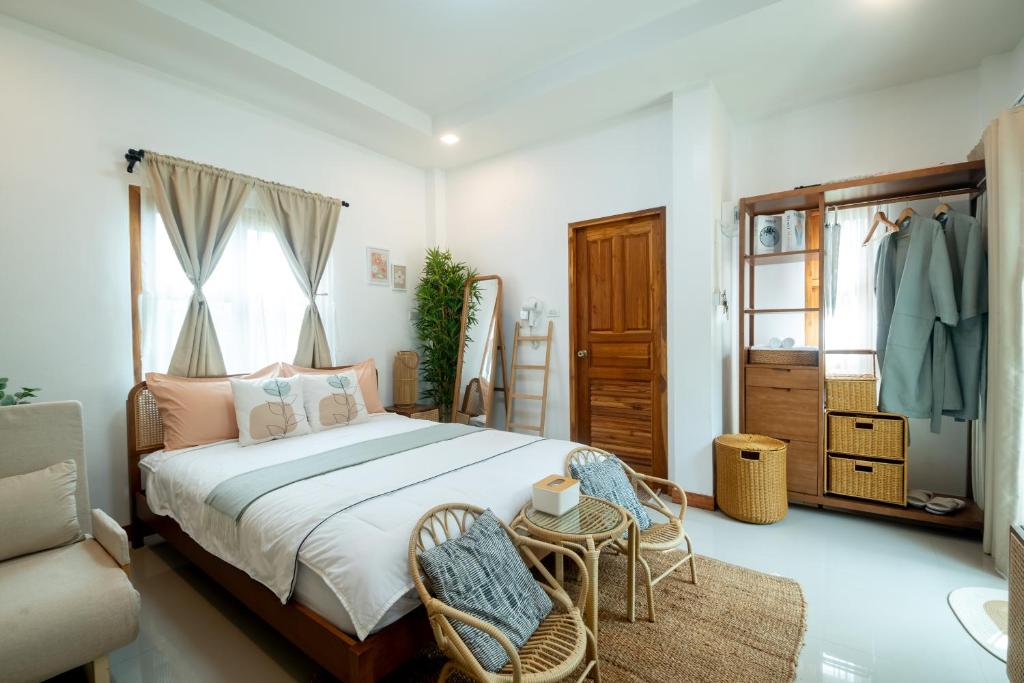 ein Schlafzimmer mit einem Bett und einem Tisch und Stühlen in der Unterkunft heaven villa at pua in Ban Wang Khon