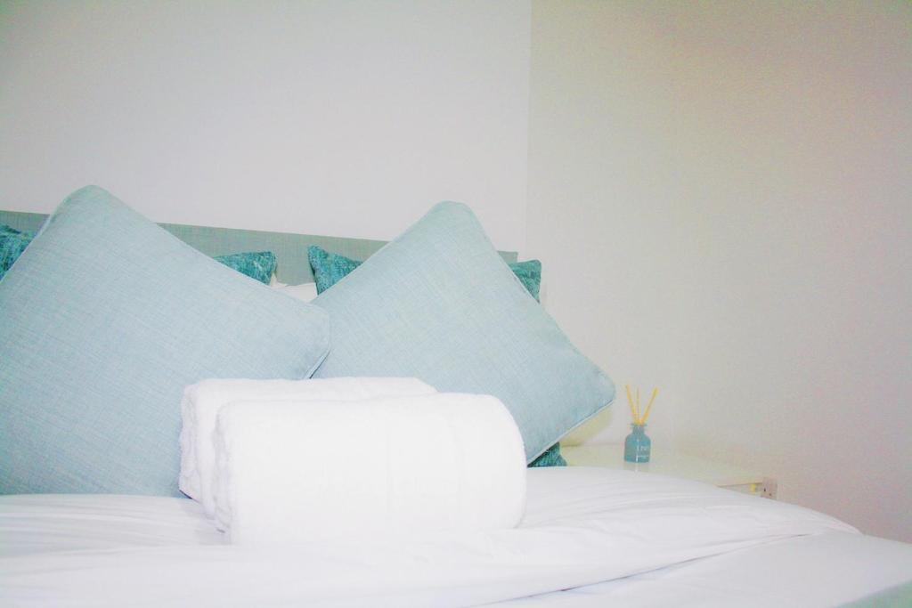 Ένα ή περισσότερα κρεβάτια σε δωμάτιο στο Your Home Away from home