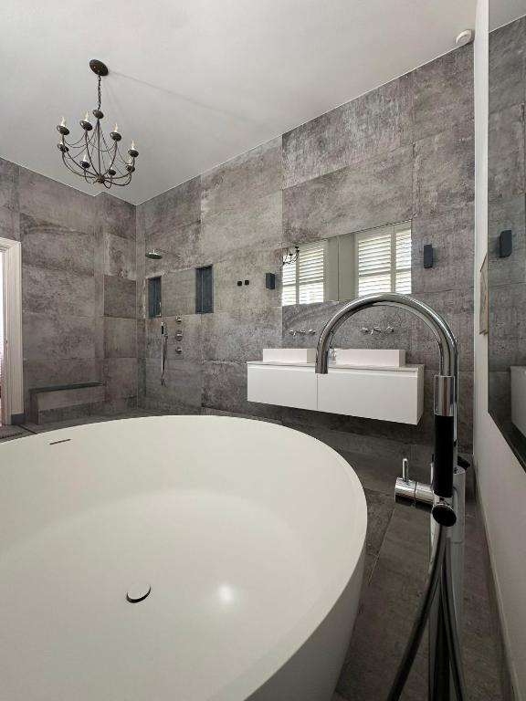 Romantic Rouge Suite - With Round Bath - Resim 3