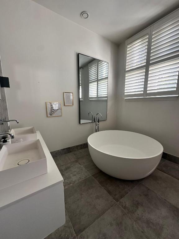 Romantic Rouge Suite - With Round Bath - Resim 10