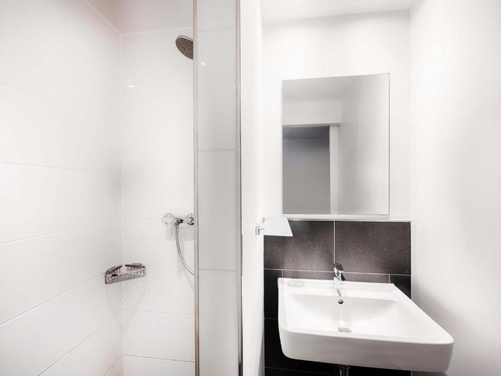 B&B Hotel München-Moosach - Resim 25