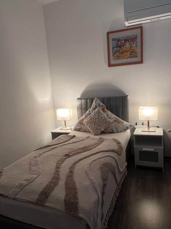 a bedroom with a bed with two lamps on two tables at Ferienwohnungen Yanev- Hof in Hof