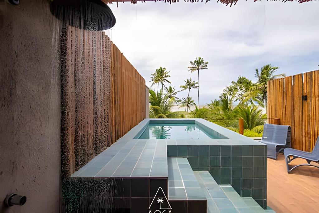Bazén v ubytování Condomínio Aluá, Vista Infinita na Praia do Patacho, Pé na areia! nebo v jeho okolí