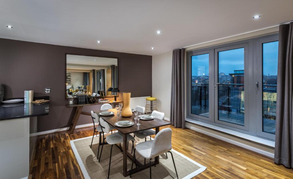 Una cocina y una sala de estar con mesa y sillas. en Native Waterloo, en Londres