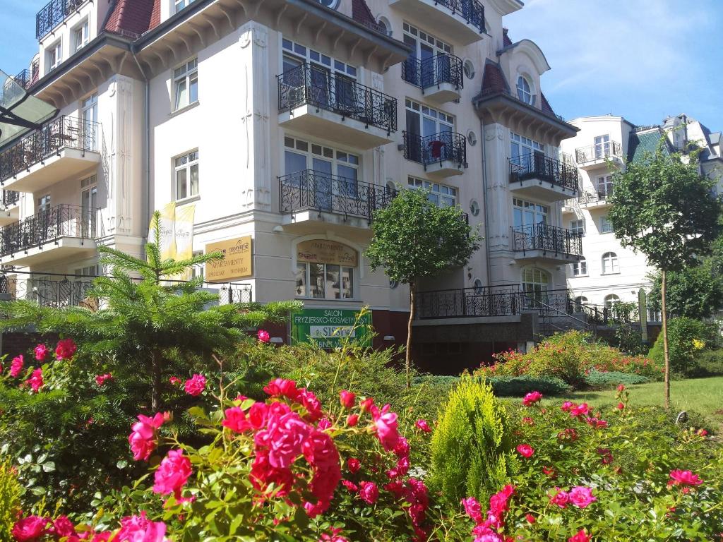 um edifício com flores em frente em Apartamenty na Wyspie - Trzy Korony - Studio z parkingiem em Świnoujście