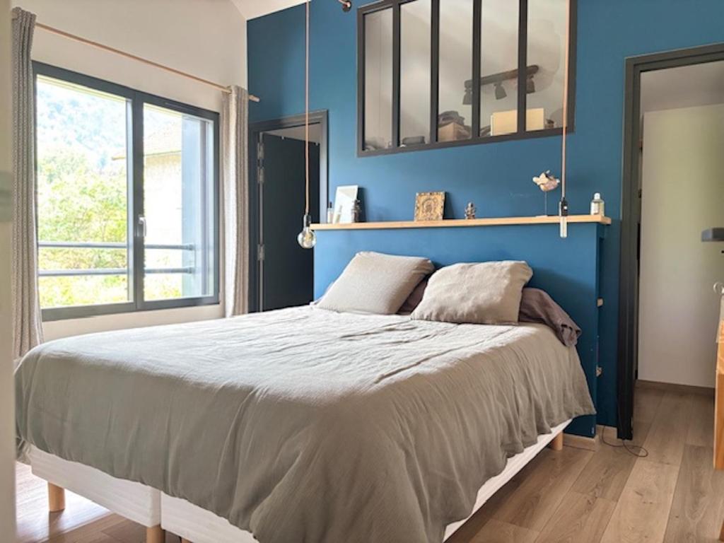 En eller flere senge i et værelse på Duingt, maison 165m2, jardin 8pers