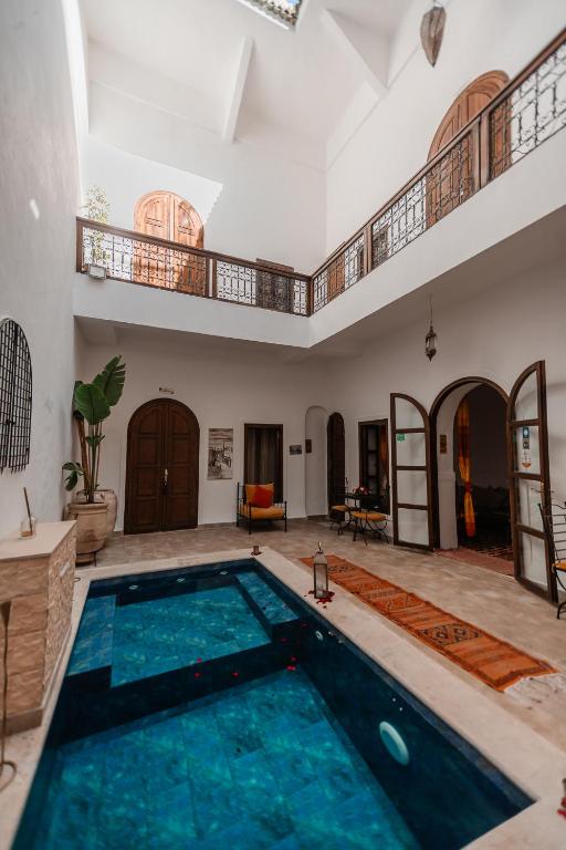 Riad white flowers