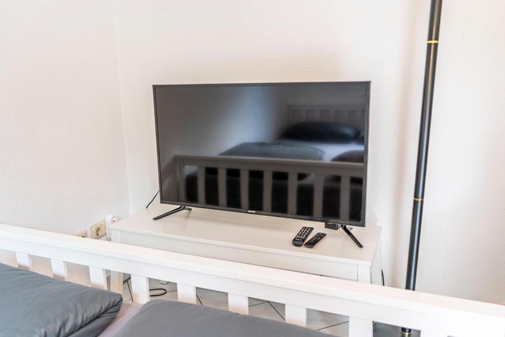 a flat screen tv sitting on a shelf in a room at Studio mit Terrasse bei Frankfurt in Bad Vilbel