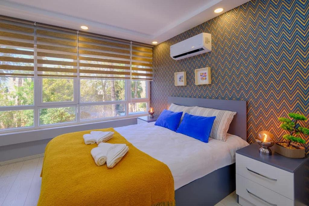 Postel nebo postele na pokoji v ubytování Urban View Modern Flat Steps from Kaleici Near Sea