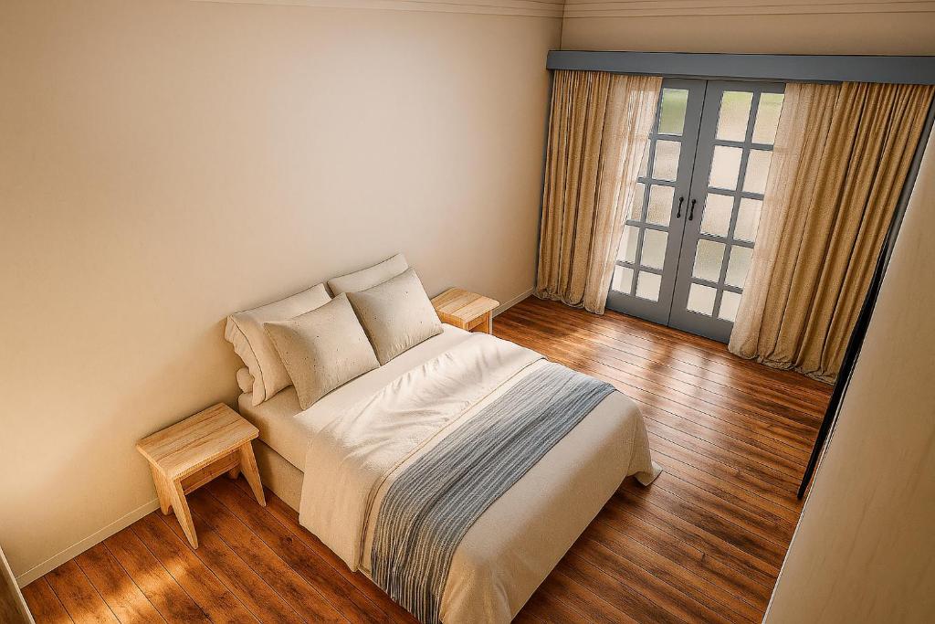 a small bedroom with a bed and a window at Vila Dorathea in Blumenau