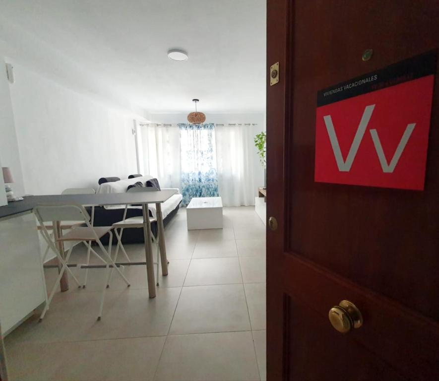 Habitación con mesa y comedor. en Alquilaencanarias Medano Lago Azul, en El Médano