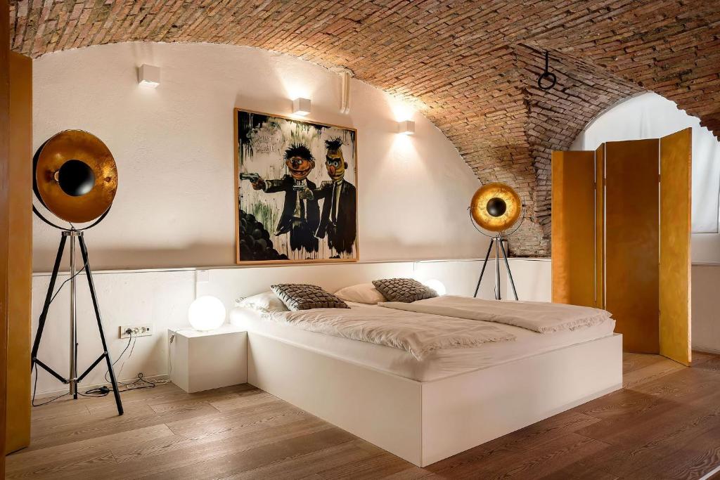 Postel nebo postele na pokoji v ubytování Dungeon Apartment