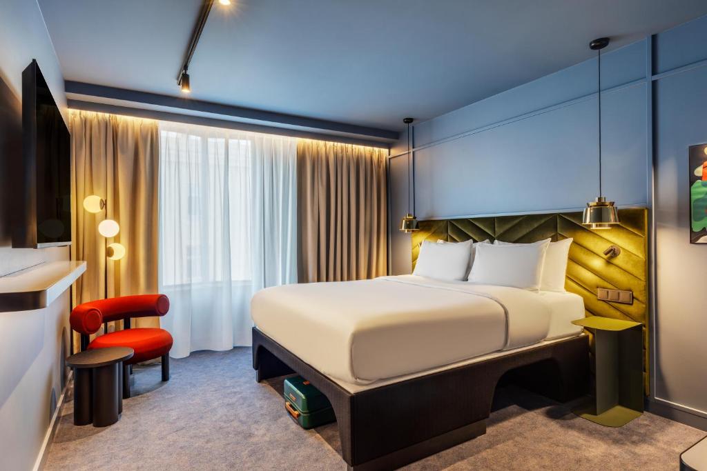 
TRIBE EXTRA Queen Room
