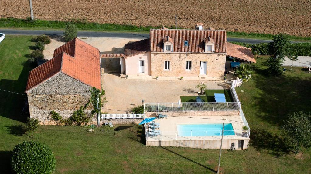 an aerial view of a house with a swimming pool at Maison de vacances Avec Piscine in Loubejac