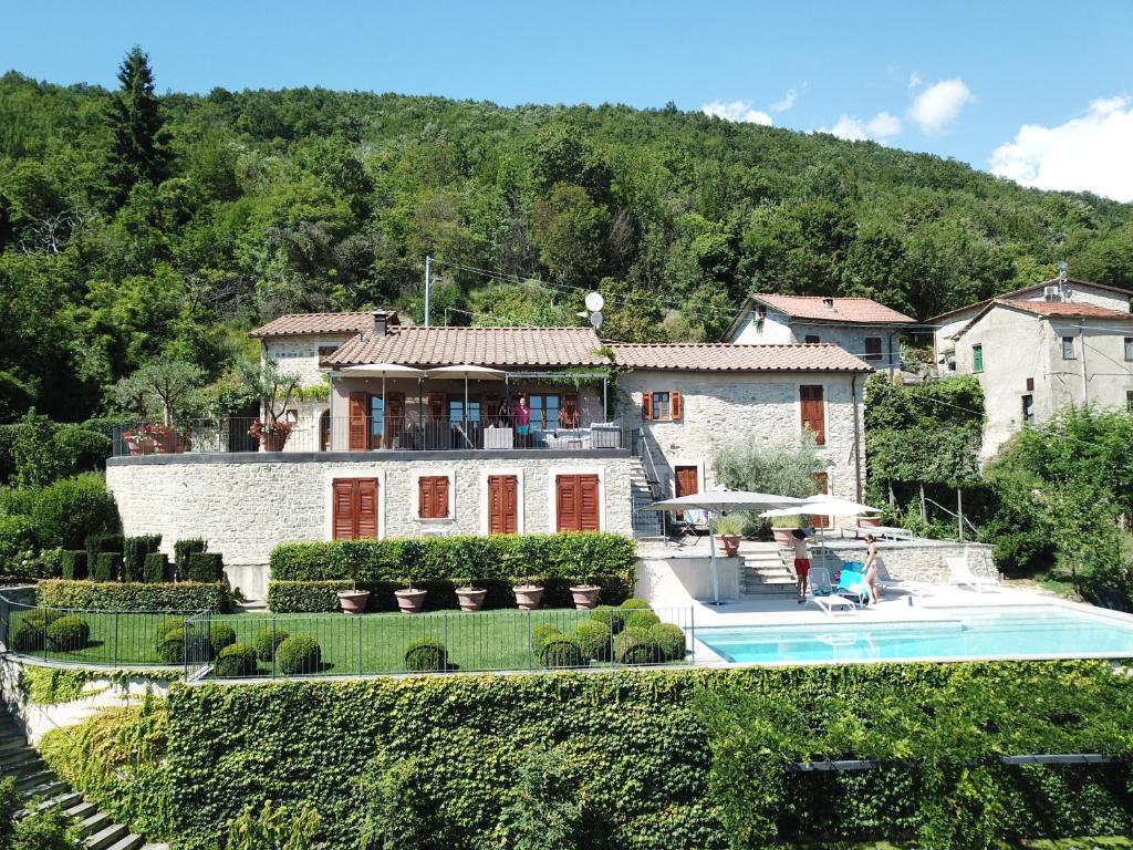 una villa con piscina y una casa en Il Gregge, en Licciana Nardi